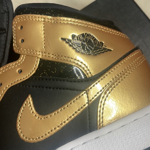 COPY - Youth AirJordan 1 Mid Se - Picture 10 of 11